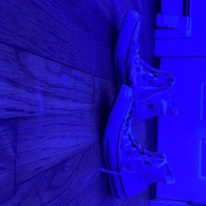 Off white converse, woman’s size 8